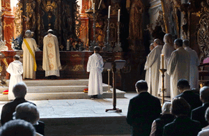 Je nach Position des Altares blickt der Priester oder die Priesterin entweder in Richtung der Gemeinde oder von dieser weg. (Fotos: Anita Brunner)